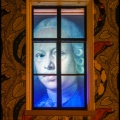 HenkS-m-2210-Portret-achter-raam-Kampen